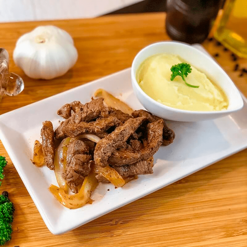 Bife Acebolado com Purê de Batata "Mistura Dupla"